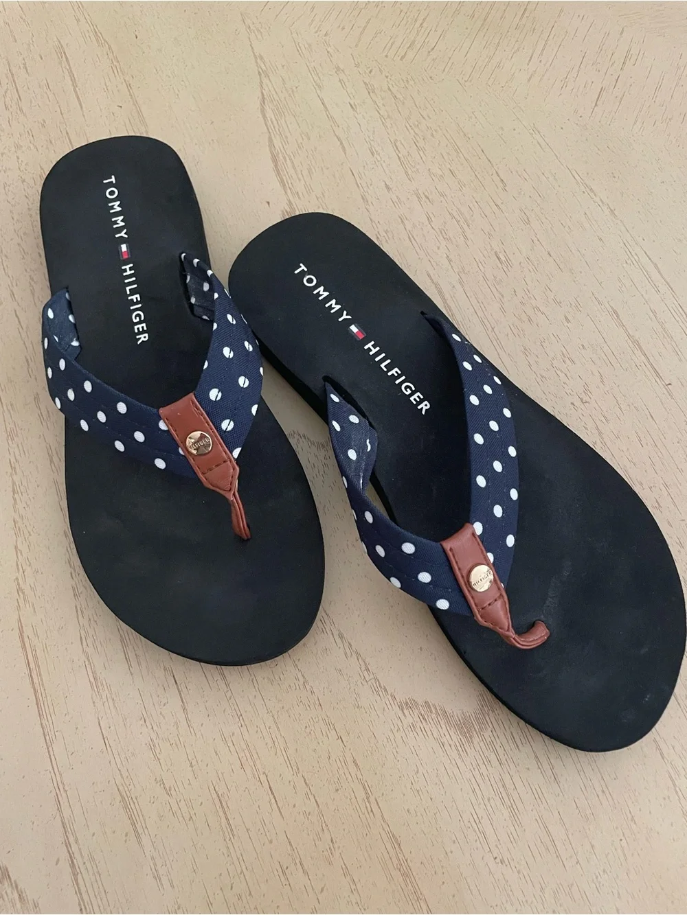 Tommy Hilfiger Navy Polka Dot Flip Flops Women’s Size 9M Thong Sandals